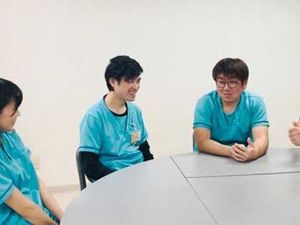 スタッフが集う会議室  