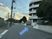 施設外観の道路沿い  