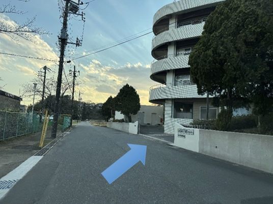 施設外観の道路沿い  