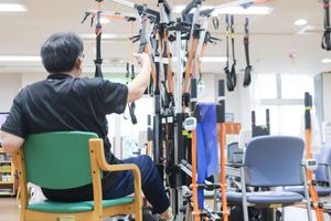 運動器具が並ぶ訓練室