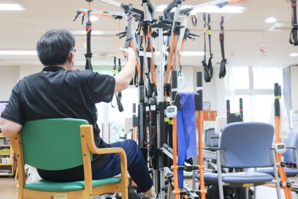 運動器具が並ぶ訓練室