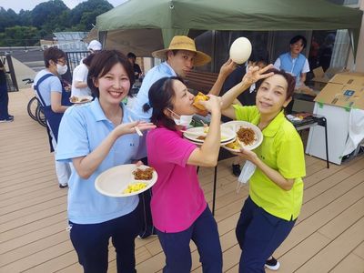 笑顔のスタッフの集い