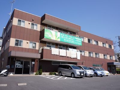 茶色の建物の外観