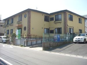 黄色の建物の外観