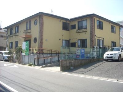 黄色の建物の外観