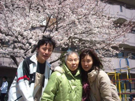 桜と三人の笑顔