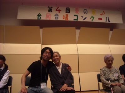 笑顔で仲良くする人々