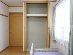 居室のクローゼットと窓