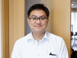 笑顔のスタッフポートレート