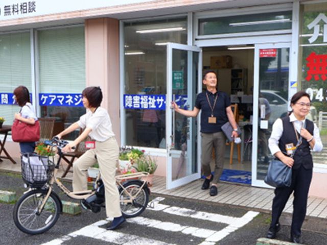 くつろいだ雰囲気の外観 外観 スタッフが集い、活気ある雰囲気が感じられるエントランスです。