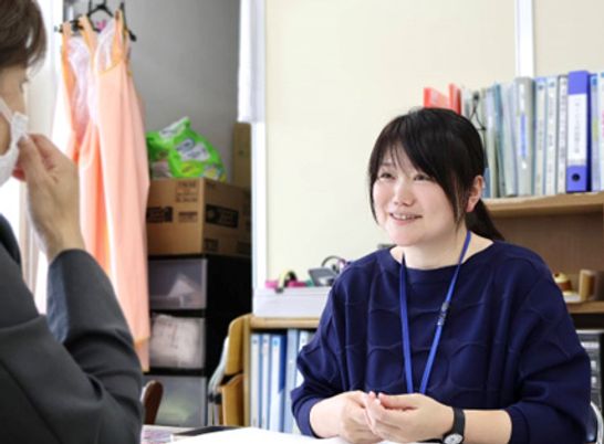 笑顔のスタッフがいる場面