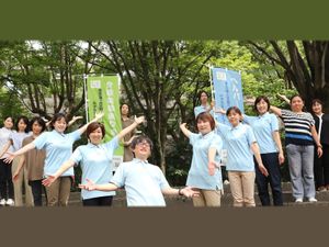 職員集合の屋外  
