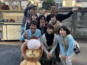 屋外で集合したスタッフ  