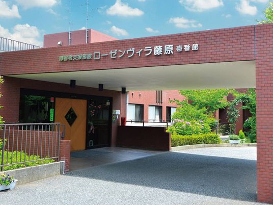 施設の正面入口  