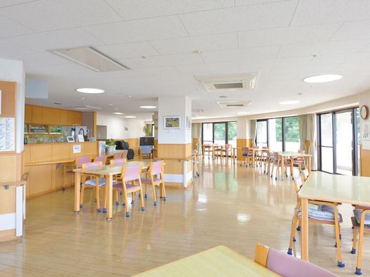 明るい食堂の内観  
