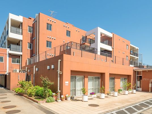 明るい外観の建物外観  