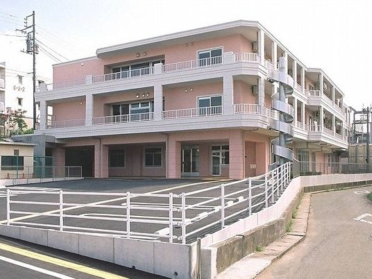 ピンク色の建物外観  