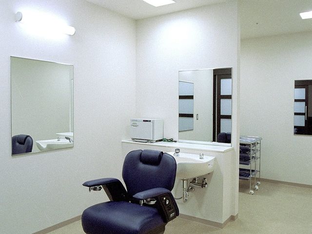 理美容室の内部 理美容室 広々とした明るい理美容室です。椅子に座って、快適にヘアカットやスタイリングを楽しめます。