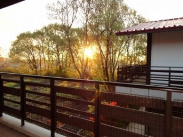 夕日が見えるバルコニー バルコニー 自然を感じられる空間で、リラックスしながら夕日を眺めることができます。