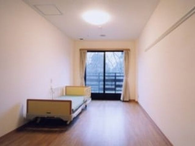 明るい個室の居室 居室 広々としたお部屋です。大きな窓から自然光が入り、リラックスできる空間になっています。