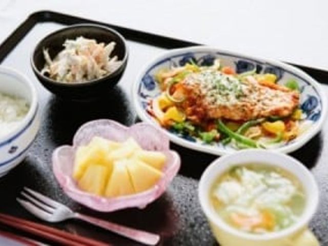 ヘルシーな食事セット 食堂 栄養バランスの取れた食事が提供されています。季節の新鮮野菜を使ったメニューです。