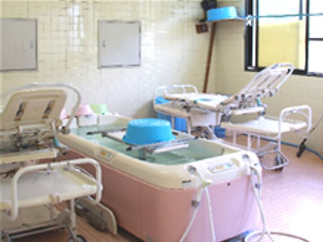 明るいバスルーム 浴室 自然光が差し込む明るい空間です。使いやすい設備が整い、安心して介助ができます。