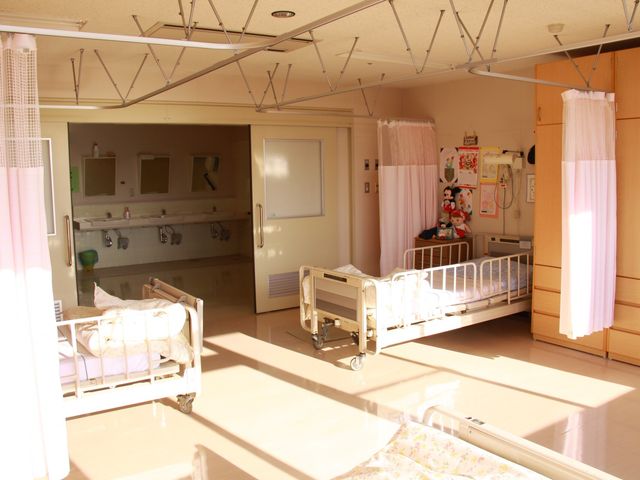 ベッドと光の居室 居室 広々とした居室は、自然光がたっぷりと入り、明るく清潔な空間となっています。