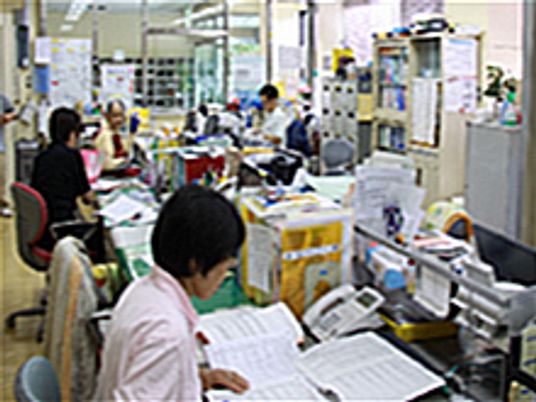 人々が働く様子の室内
