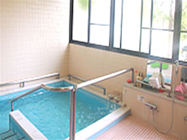手すり付きの浴場 浴室 手すりが設置された広々としたバスエリアです。自然光が差し込み、明るく清潔な空間になっています。
