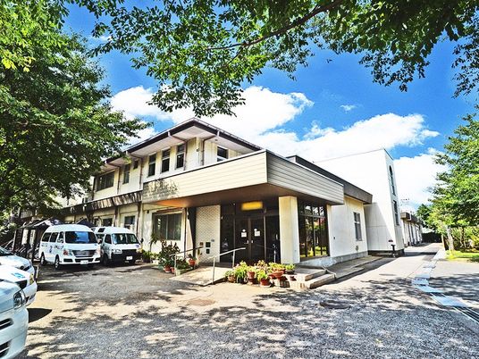 木々に囲まれた建物外観  
