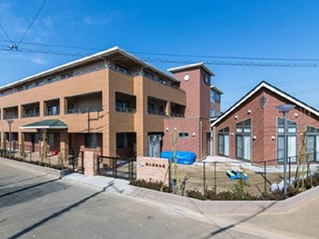 三階建ての外観 外観 広々とした構造が安心感を与える建物です。清潔感あふれるデザインで、快適な作業環境が整っています。