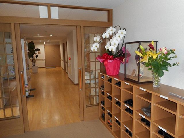明るい靴箱と廊下 廊下 入り口付近には整然とした靴箱があり、廊下は広々として歩きやすい設計です。