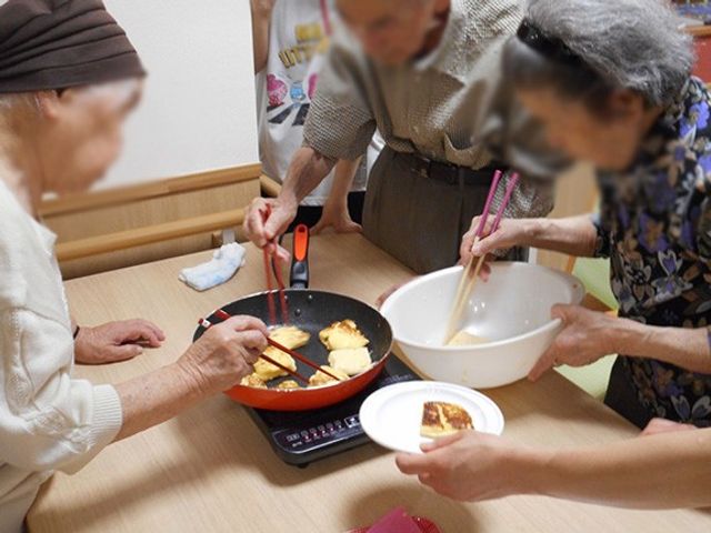 調理活動の様子 キッチン 入居者が協力して料理を楽しんでいます。みんなで作ることで和やかな雰囲気が醸し出されています。
