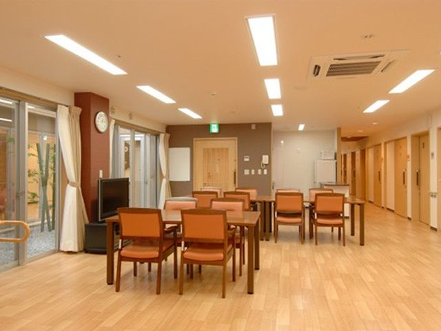 明るい共有スペース ラウンジ 広々とした明るいラウンジでは、自然光を楽しみながらリラックスできます。椅子も豊富です。