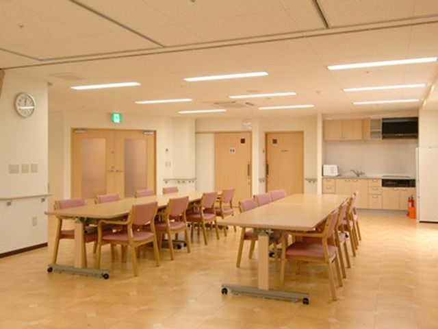 明るいダイニングルーム ダイニングルーム 広々としたダイニングルームでは、皆様がお食事を快適に楽しめます。自然光が差し込む明るい空間です。