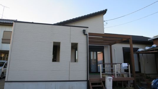 明るい居室の外観