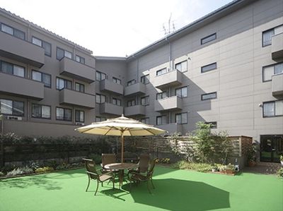 落ち着いた中庭風景