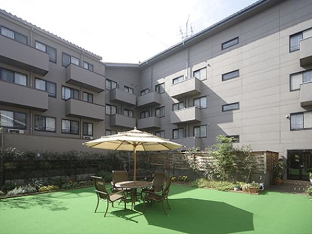 落ち着いた中庭風景 中庭 心地よい中庭があり、利用者さまと共に穏やかな時間を過ごせる仕事環境を提供します。