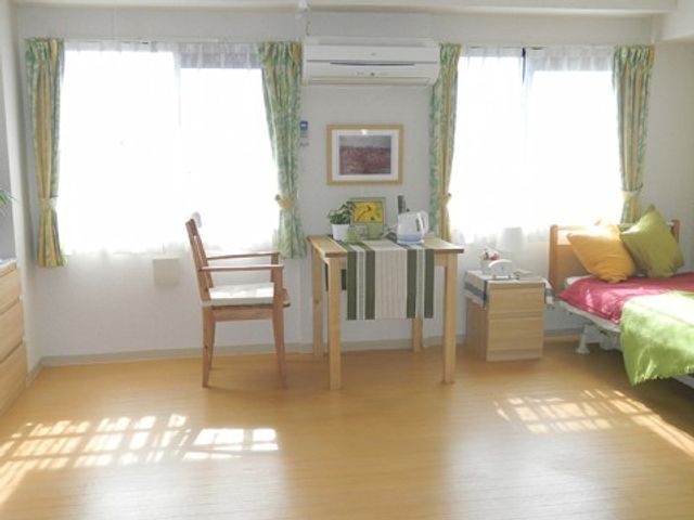 清潔で広々とした居室 居室 日々の清掃と整理で、利用者様に安らぎを提供する居室です。心を込めたおもてなしができる方を求めています。