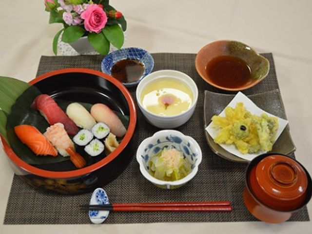 手作り感溢れる食卓 食堂 温かみのある食事の提供で、入居者様の笑顔を引き出すやりがいを感じませんか。