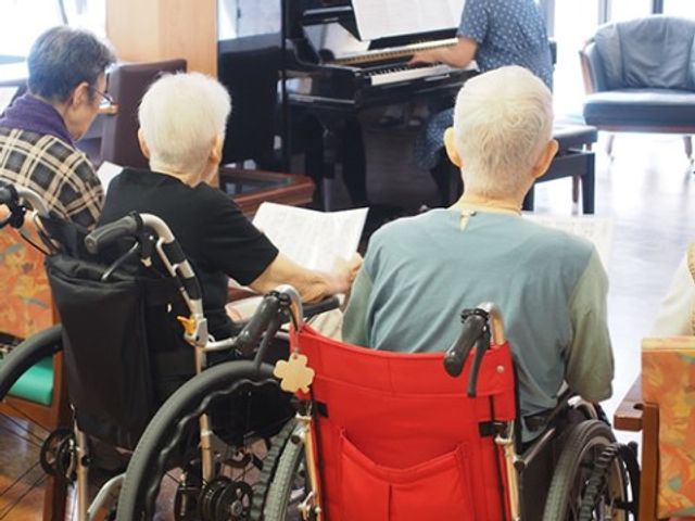 ケアの現場でのピアノ演奏 ラウンジ 音楽が共にあるあたたかなケアの現場で、一緒に働きませんか。
