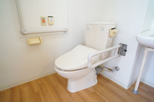 バリアフリー設計のトイレ