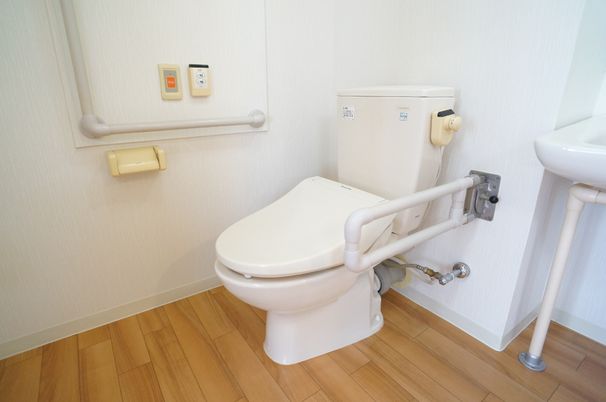 バリアフリー設計のトイレ