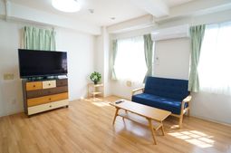 明るい居室の様子