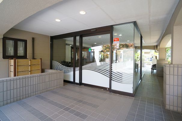 明るいエントランス通路