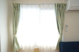 清潔な室内のカーテン