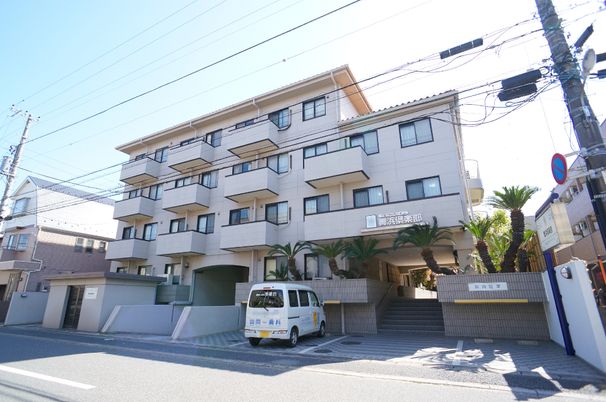 施設の明るい外観