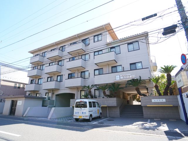 施設の明るい外観 外観 快適な暮らしを支える建物が立ち並び、門を入ると緑豊かな植栽が迎えてくれます。快適な環境での仕事をお探しの方には、この施設がぴったりです。