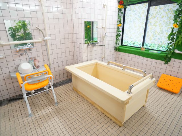 バリアフリー浴室設備 浴室 ゆったりとした入浴ができる清潔なバリアフリーの浴室です。手すりやシャワーチェアも整っており、快適な介護環境が提供されています。