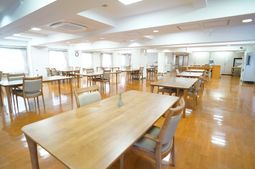 広々とした明るい食堂